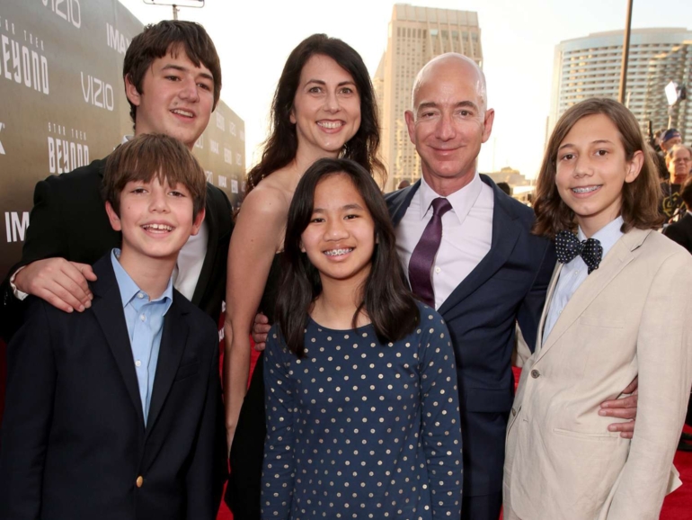 Während Jeff Bezos' Verlobte, Lauren Sanchez, auf ihrer 500 Millionen Dollar teuren Koru-Segelyacht ihren Friseur einfliegen lässt, zog seine bescheidene Ex-Frau MacKenzie Scott ihre vier Kinder ohne Kindermädchen auf und fuhr sie in einem 23.000 Dollar teuren Honda-Minivan zur Schule, obwohl Amazon Milliarden wert ist.