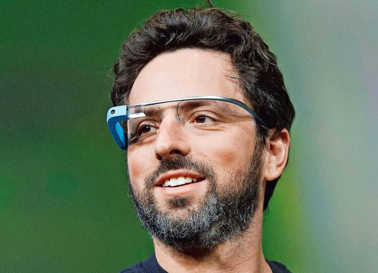 Hat sich der Google-Milliardär Sergey Brin nach dem Vorbild von Mark Zuckerberg eine prächtige 450-Millionen-Dollar-Superyacht von einem sanktionierten russischen Geschäftsmann geschnappt? Das von Lürssen gebaute Schiff ist so lang wie ein Häuserblock in New York und verfügt über zwei Hubschrauberlandeplätze und vier Decks.