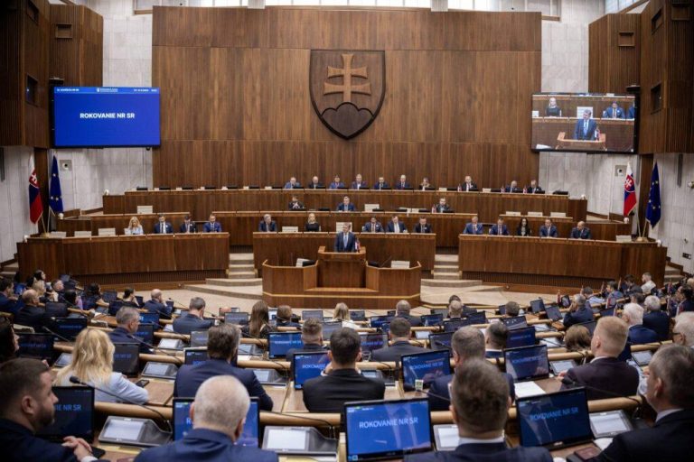 Der Staat entlässt eine große Zahl von Beamten in allen Ministerien