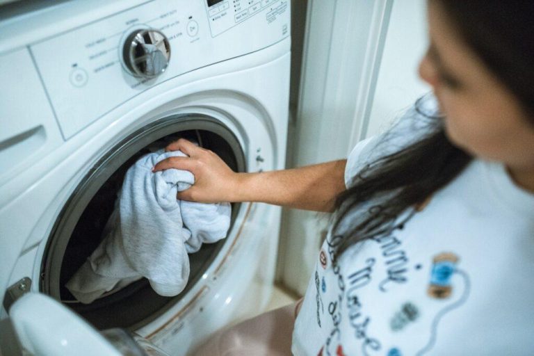 Ein Trick mit einer gewöhnlichen Waschmaschine, die Kleidung wie ein Wäschetrockner trocknen kann